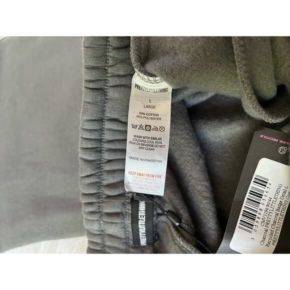 PrettyLittleThing Charcoal Logo Badge Straight Leg Sweatpants Size Large - NWT - Picture 8 of 13